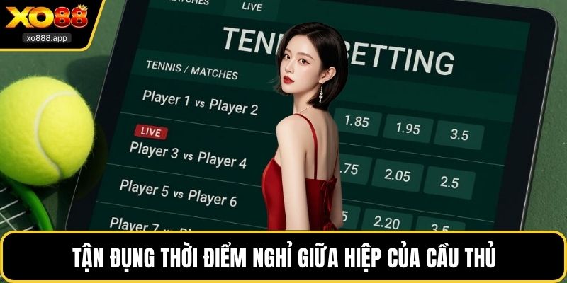 Tận đụng thời điểm nghỉ giữa hiệp của cầu thủ